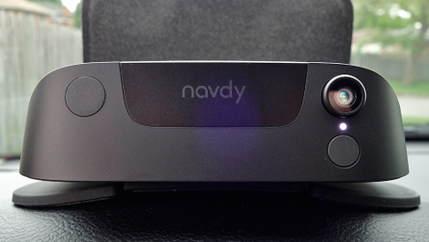Una cámara sobre Navdy que te mira fijamente permite al hardware reconocer un simple gesto de la mano para rechazar una notificación.